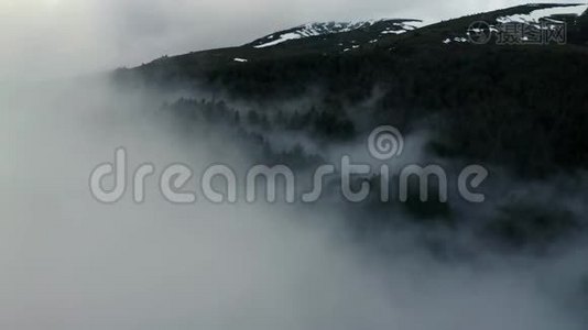 空中无人机飞过云雾缭绕的群山视频