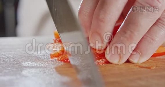一把切红胡椒的厨师刀的极端宏视频