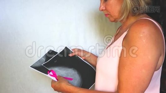 10月国际乳腺癌宣传月标志。 缎子粉红色丝带意识复制空间。 妇女`保健视频
