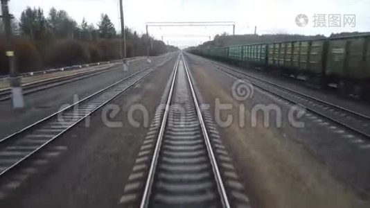 铁路客运和货运列车在路上从后窗观看视频
