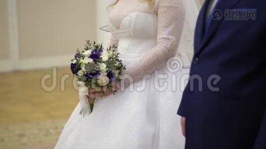 新郎新娘出席婚礼。 抱着花束的女孩视频
