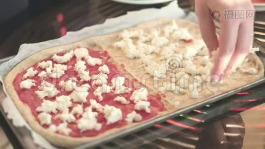 自制乡村披萨意大利烹饪背景-双手将莫扎雷拉放在面包片上视频