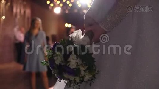 新娘准备在婚礼上扔新娘花束视频