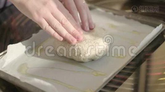 用橄榄油手工制作面团，用手在薄烤饼纸上拉伸-自制乡村披萨意大利烹饪时间视频