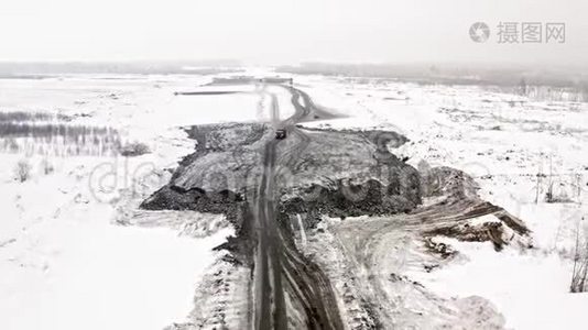 冬季道路工程的俯视图。 冬季农村公路建设重型施工设备.. 上图视频