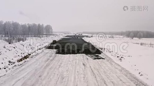 冬季道路工程的俯视图。 冬季农村公路建设重型施工设备.. 上图视频