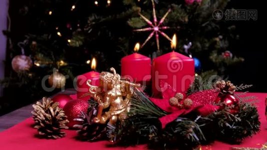 新年2021心情，圣诞蜡烛，树，节日快乐。 圣诞礼品盒，放着发光的圣诞球视频