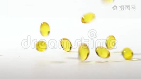 黄色明胶丸的特写镜头视频