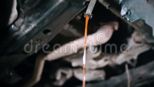 汽车修理服务-从软管中喷出防冻液视频