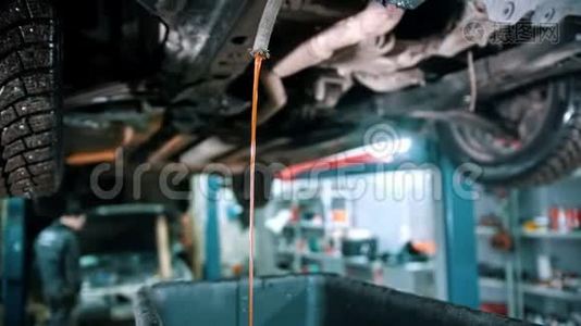 汽车修理服务.从软管中流出的发动机冷却液视频