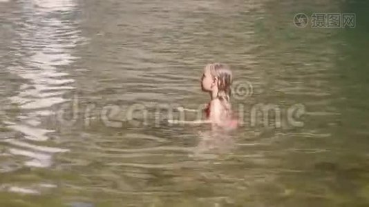 少女在湖中游山瀑布景观.. 在热带寒冷的湖泊中享受淡水的少女视频