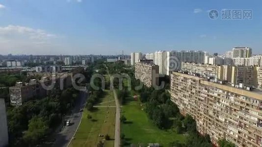有住宅区和绿色公园的莫斯科夏季空中景观视频