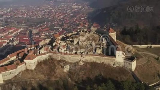 鸟瞰Risnov城堡堡垒老墙遗址.. 罗马尼亚。 无人机4k视频视频