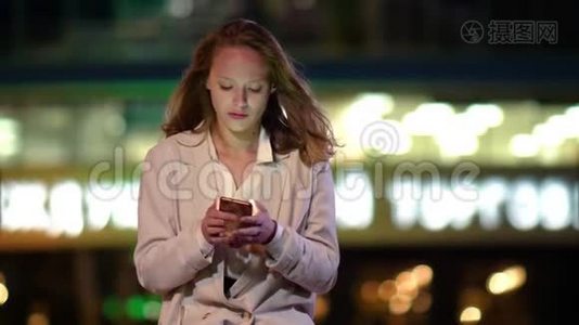 晚街少女连接手机便携式充电器..视频