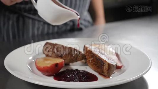 慢动作食物视频.. 提供餐厅菜肴。 厨师拿着白色的肉汁船和红莓酱。 浇注视频