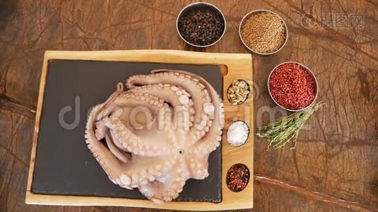 新鲜的章鱼在餐馆的砧板上视频