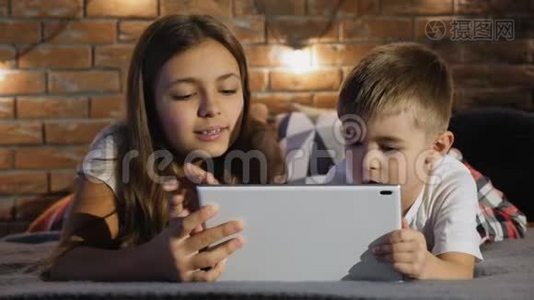 妹妹和弟弟用数码平板电脑视频