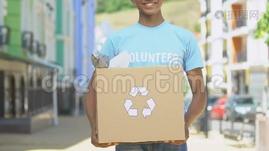 快乐男志愿者手提盒子，有回收标志，污染清理计划视频