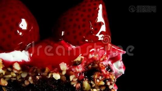 美味可口的甜草莓蛋糕视频