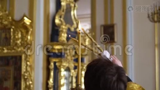 神父在大教堂祈祷，宗教仪式视频