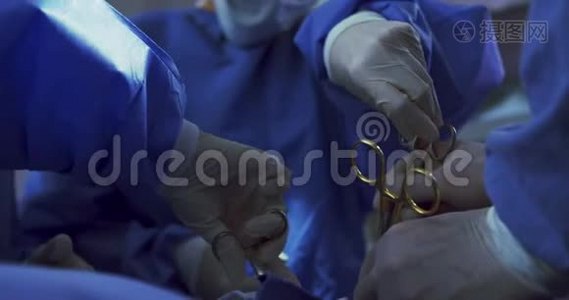 在医院手术室做手术的多民族外科医生的特写视频