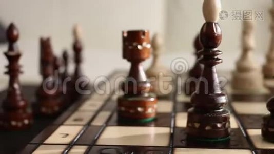 印度风格的国际象棋，棋盘游戏细节，相机淘盘视频