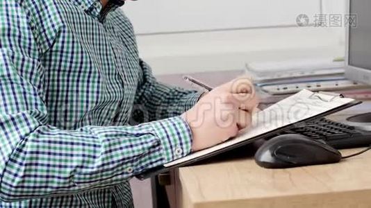 商人坐在他的办公桌前工作着台式电脑视频
