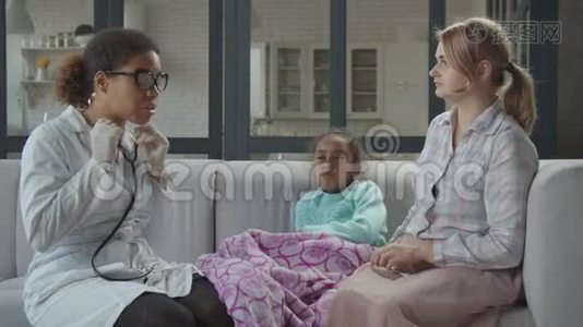 女性医生用听诊器检查孩子视频