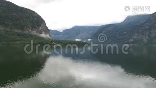 神奇的野生自然镜面湖中的松树神秘山林奥地利景观天桥视频