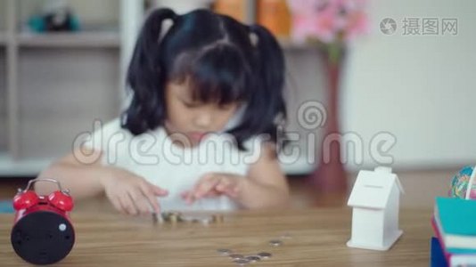 3.小女孩正在收拾桌子上的硬币视频