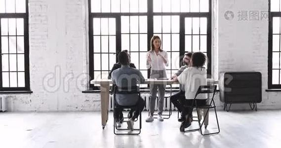 在现代办公场所的小组简报会上发言的女领导视频