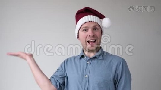 戴圣诞帽的男士，在手掌上方显示空白复制空间，供客户添加圣诞产品视频