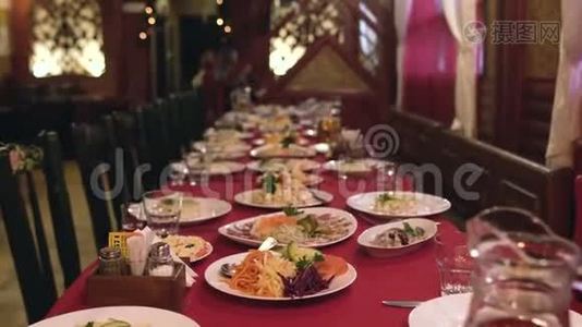 餐厅或咖啡馆的餐桌上摆着食物和沙拉，企业晚餐的餐桌上摆着餐盘视频