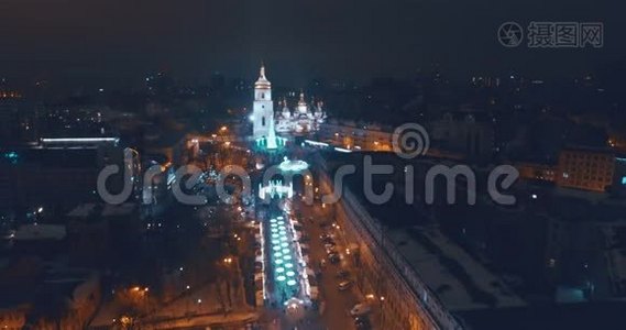 市区夜间街道的鸟瞰图视频