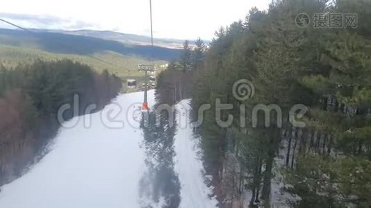 从索道中拍摄的山野冬季景观视频