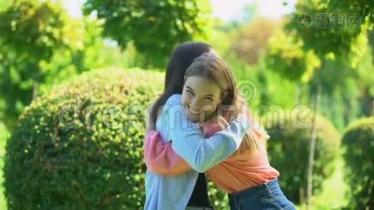 最好的女朋友紧紧地拥抱，开心地见面，姐妹情谊视频