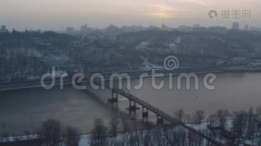 鸟瞰图，横跨DnN-pro的桥梁和基辅人民友谊拱门视频