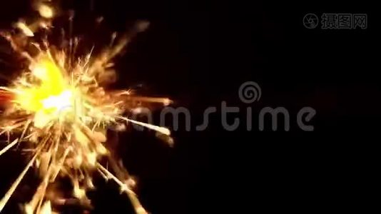 在一个大镜头里燃烧着闪闪发光的蜡烛视频