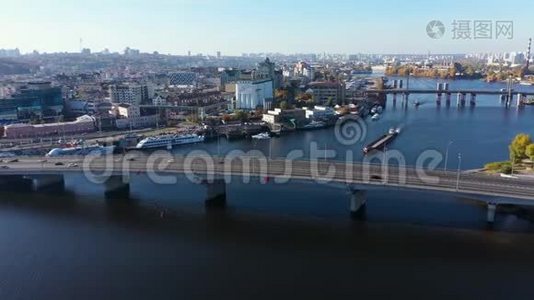 基辅市沿波迪勒附近的哈文斯基桥交通视频