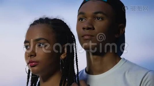 美国黑人青少年夫妇闭着眼睛拥抱日落，做白日梦视频