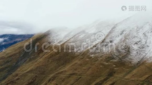 云中轻雪掸山的横向景观视频