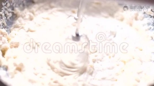 糖果店搅拌白面团的搅拌机特写视频