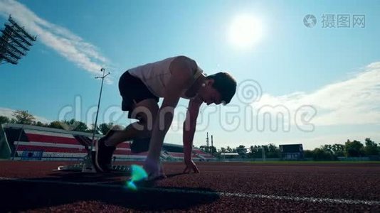 一名男子假肢跑步者的训练课程视频