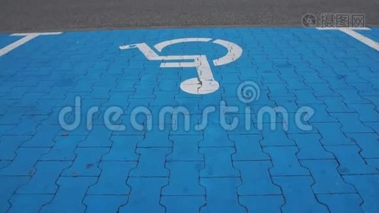 慢动作的残疾人停车场。视频