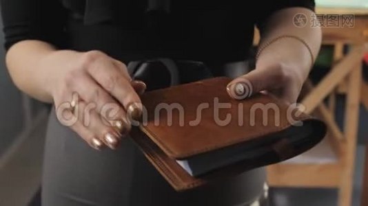 女演示日记用棕色皮革封面手工制作，特写..视频