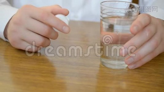 年轻的男商人在工作场所用水杯吃药视频