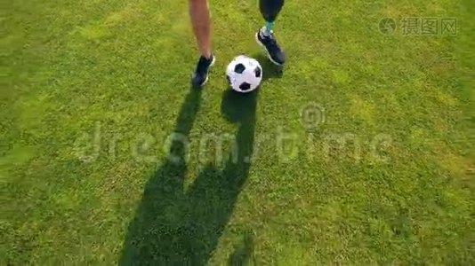 带着残疾人踢足球、踢足球的绿色草坪视频