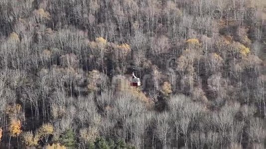 阳光明媚的秋日，神秘的人从山上拉出来视频