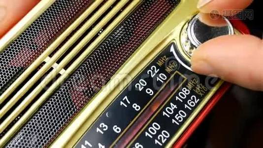 人类用手指把旧收音机调到无线电波。 打开旋钮寻找有趣的电台视频