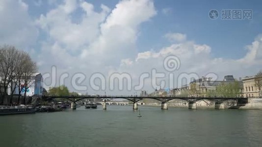 巴黎的脚桥被称为艺术之桥视频